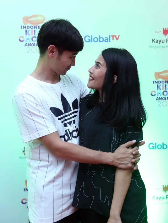 Dengan muka berseri-seri, Tarra yang mengandeng mesra istrinya itu menceritakan awal-awal setelah resmi menyandang status suami. Bahkan, sempat merasa kaget saat bangun tidur, ada orang disebelahnya. (Nurwahyunan/Bintang.com)