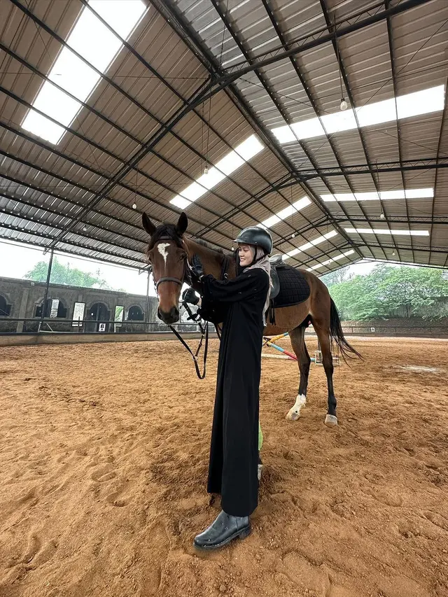 Punya Hobi Baru, Ini 7 Potret Henny Rahman Latihan Berkuda
