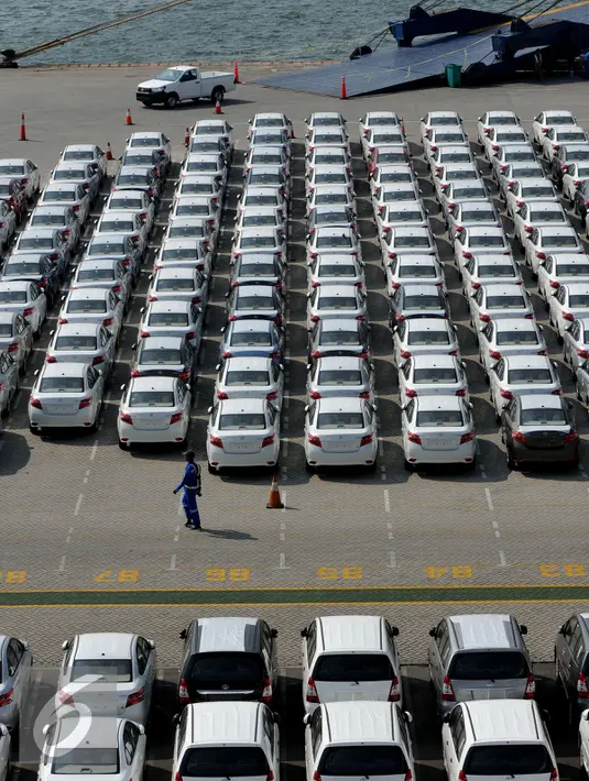 Deretan mobil yang baru diturunkan dari kapal pengangkut di Tanjung Priok Car, Terminal Pelabuhan Tanjung Priok, Jakarta, Rabu (29/7/2015). Pasar otomotif nasional menyusut 15,3% selama paruh pertama 2015. (Liputan6.com/Johan Tallo)
