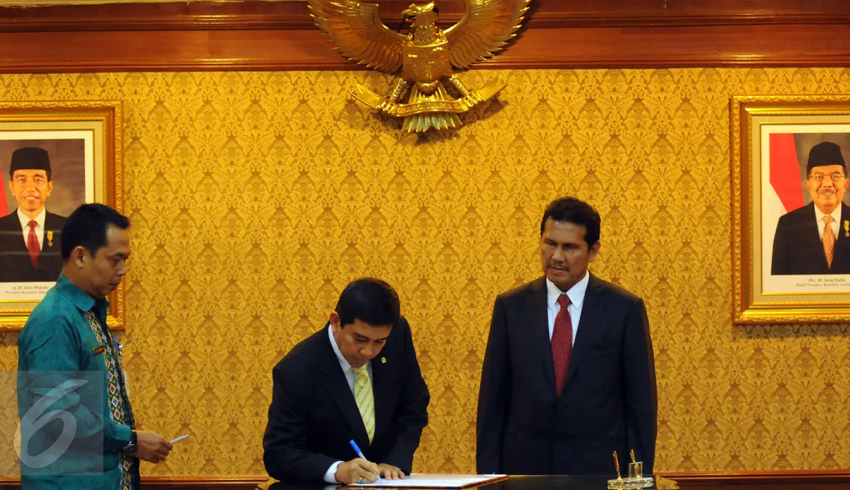 Pejabat lama Menpan-RB, Yuddy Chrisnandi (tengah) menandatangi nota serah terima jabatan dengan pejabat baru, Asman Abnur di Kemenpan RB, Jakarta, Rabu (27/7). Asman Abnur resmi menjabat Menpan-RB menggantikan Yuddy. (Liputan6.com/Helmi Fithriansyah)