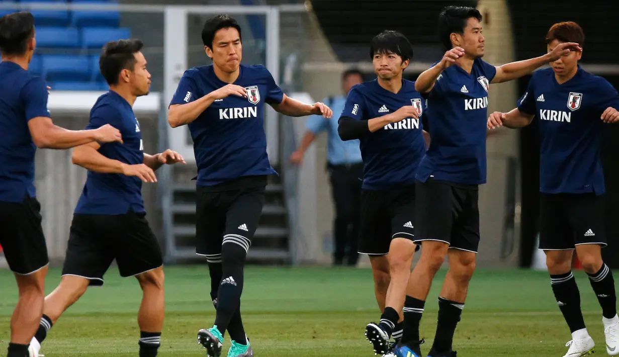 Para pemain Jepang melakukan pemanasan saat sesi latihan di Yokohama, Jepang,  (29/5). Jepang akan menghadapi Ghana pada pertandingan persahabatana jelang bertanding di Piala Dunia 2018.  (AP Photo / Shuji Kajiyama)