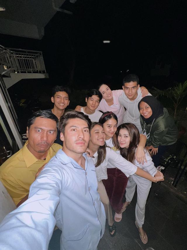 Momen perpisahan Esta Pramanita dengan pemain Love Story The Series (Foto: Instagram @estapramanita)