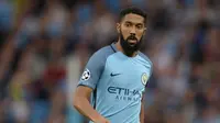 4. Gael Clichy – Pria Prancis ini pernah menyindir teman satu tim nya di Arsenal yang pindah ke Manchester City. Ia mengatakan hanya pemain yang haus uang yang hijrah ke Etihad. Namun pada akhirnya ia pun berseragam City. (AFP/Oli Scarff)