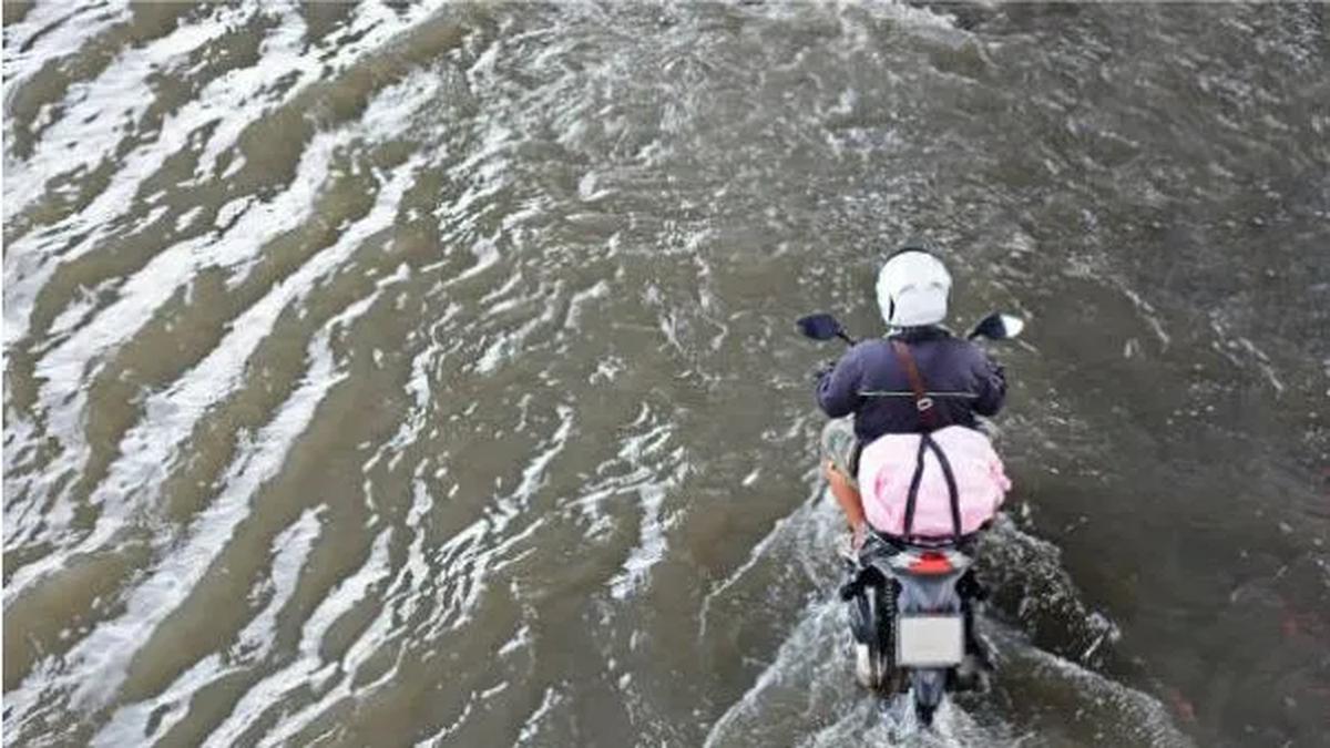Motor Nekat Terobos Banjir, Ini Risikonya!