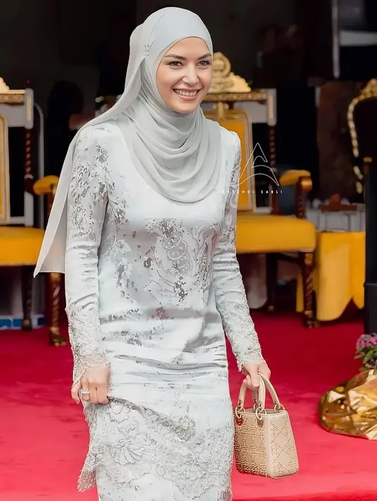 Penampilan Anisha Rosnah mencuri perhatian kebaya kurung dan rok abu-abu panjang. Anisha Rosnah lengkapi tampilan dengan hijab polos keabuan untuk imbangi outfitnya yang full tekstur [@anisharsnh/@mateen_anishh/@tehfirdaus]
