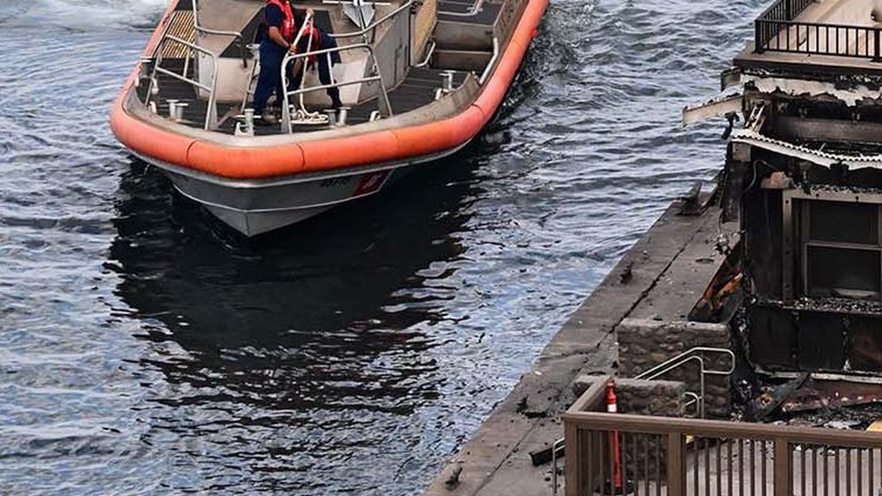 Orang Orang Nekat Melompat ke Laut