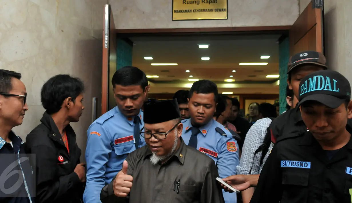 Ketua Mahkamah Kehormatan Dewan (MKD) DPR Surahman Hidayat keluar dari ruang rapat, Jakarta, Senin (23/11/2015). Ia menyatakan semua pihak tidak dapat melakukan intervensi terhadap MKD (Liputan6.com/Johan Tallo)
