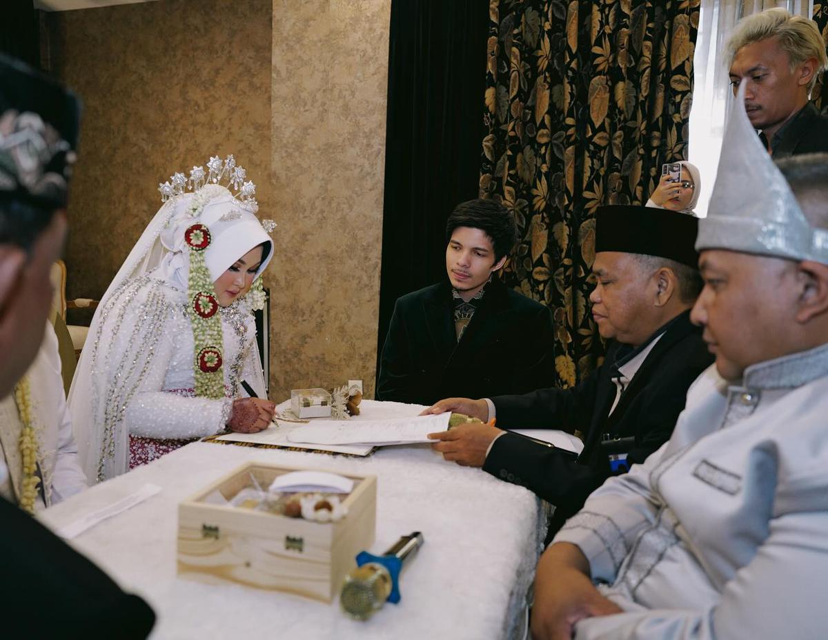 7 Potret Atta Halilintar Jadi Saksi Nikah Karyawannya, Tampil Formal - Disebut Lebih Ganteng Tanpa Kacamata Hitam