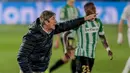 Manajer tim Real Betis, Manuel Pellegrini memberi instruksi kepada pemainnya saat melawan Real Madrid dalam laga lanjutan Liga Spanyol 2020/2021 pekan ke-33 di Alfredo Di Stefano Stadium, Madrid, Sabtu (24/4/2021). Real Betis bermain imbang 0-0 dengan Real Madrid. (AP/Bernat Armangue)