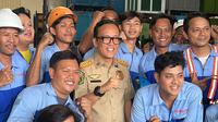 Wakil Menteri Ketenagakerjaan, Immanuel Ebenezer bersama para pekerja.