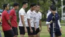 Pemain Timnas Indonesia mengamati penjelasan tentang Smart Gate saat latihan di Lapangan G, Senayan, Jakarta, Rabu, (19/2/2020). Pada sesi latihan kali ini Timnas menjalani tes fisik dengan menggunakan alat Smart Gate. (Bola.com/M Iqbal Ichsan)