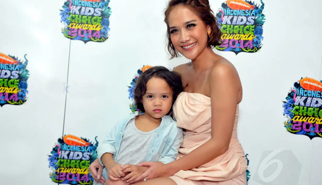 Artis cantik Bunga Citra Lestari ini merasakan kesulitan mengurus sang buah hati. (13/6/14) (Liputan6.com/Panji Diksana)