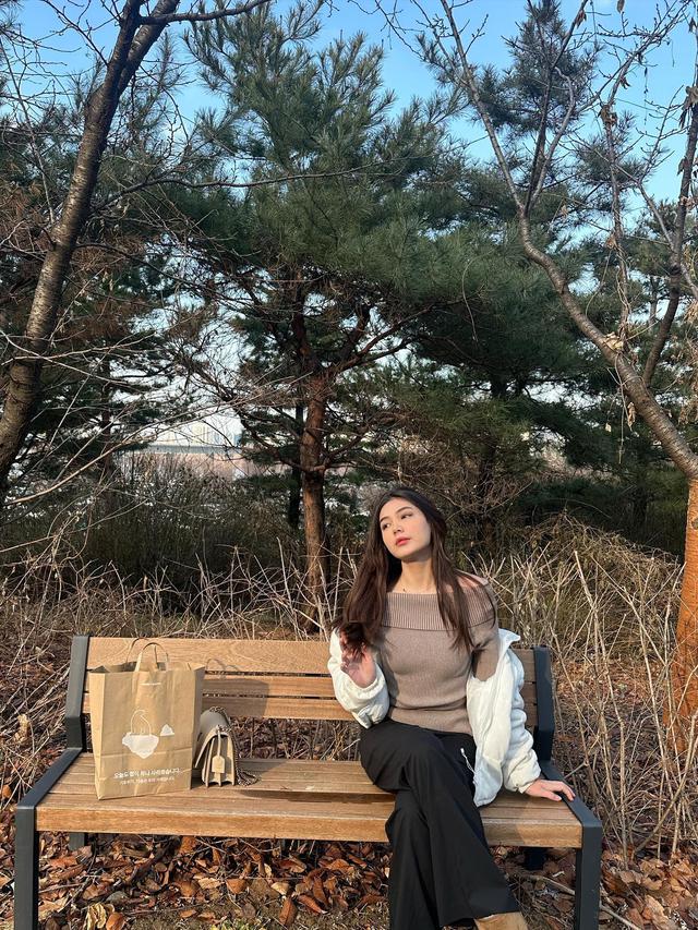 7 Potret Lea Ciarachel Liburan Ke Korea Selatan, Tampil Menawan Pakai Hanbook