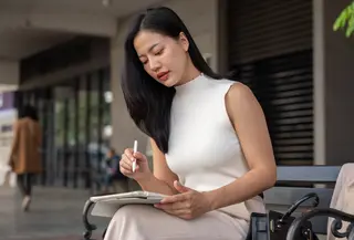 PHK seringkali lebih dari sekadar kehilangan penghasilan./Copyright depositphotos.com/BongkarnGraphic