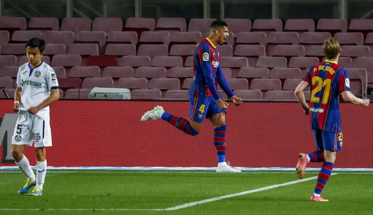 Bek Barcelona, Ronald Araujo melakukan selebrasi setelah mencetak gol ke gawang Getafe pada pertandingan lanjutan La Liga Spanyol di di stadion Camp Nou di Barcelona, Spanyol, Jumat (23/4/2021). Messi mencetak dua gol dan mengantar Barcelona menang telak atas Getafe 5-2. (AP Photo/Joan Monfort)