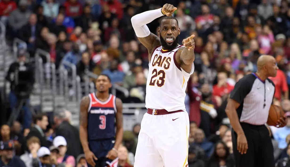 Ekspresi pebasket Cleveland Cavaliers, LeBron James saat melawan Washington Wizards pada lanjutan NBA di Verizon Center, Minggu (17/12). Menurut James, Presiden Donald Trump tak melakukan kewajibannya memperlakukan semua warga AS sama. (AP/Nick Wass)