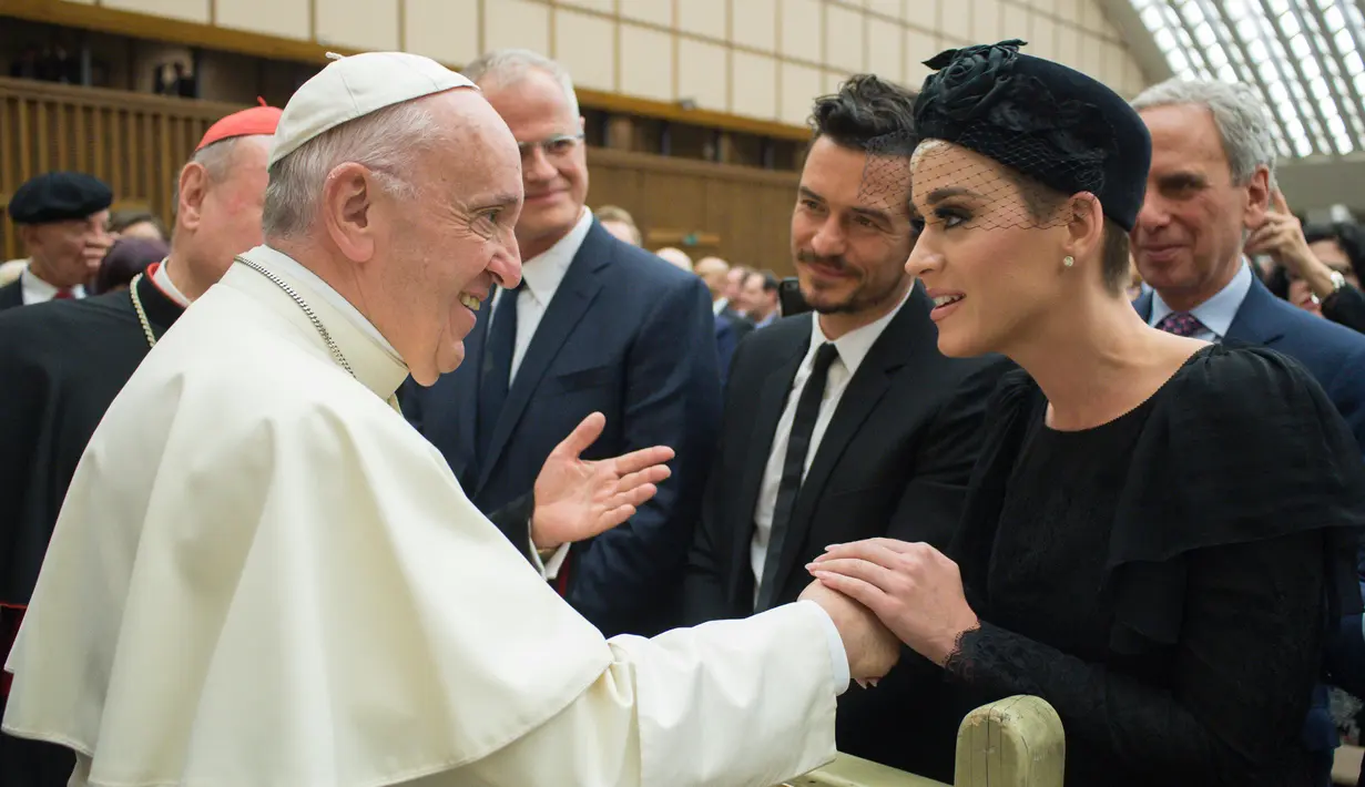 Bulan lalu, Katy dan Orlando pergi ke Roma bersama dan berkunjung ke Vatican. (HANDOUT / OSSERVATORE ROMANO / AFP)