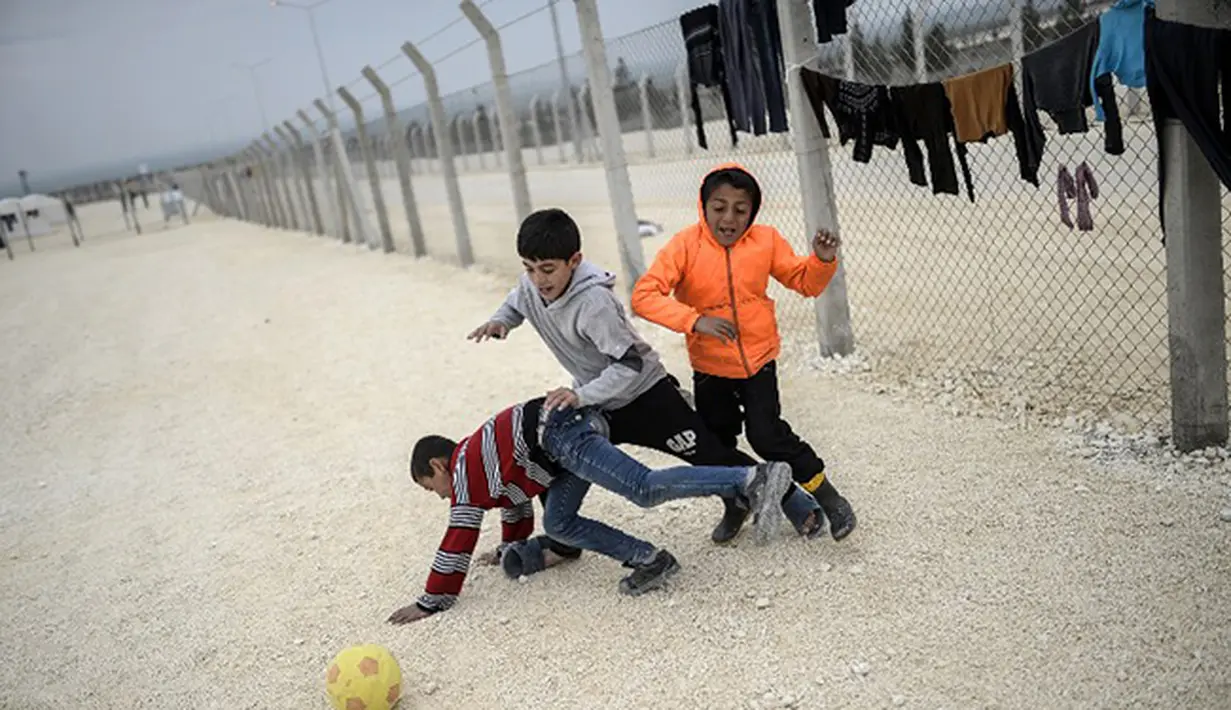 Bocah pengungsi Syria bermain sepak bola di kamp pengungsian di Montevideo, Uruguay. (AFP PHOTO / Pablo PORCINCULA)