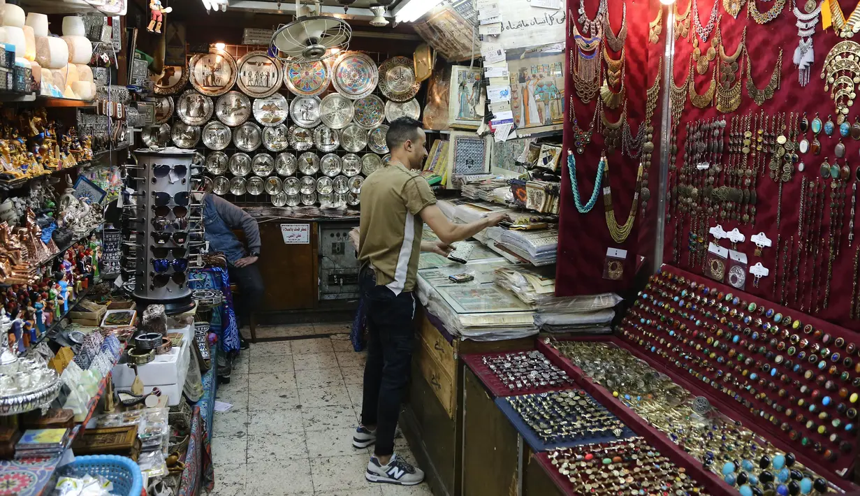 Aktivitas pekerja di kios pasar Khan el-Khalili, Kairo, Mesir (16/2/2020). Tak lagi dipadati wisatawan asing, pasar Khan el-Khalili yang telah ada berabad-abad di Kairo Tua ikut terpukul sejak penerbangan dari dan menuju China ditangguhkan awal Februari akibat COVID-19. (Xinhua/Ahmed Gomaa)