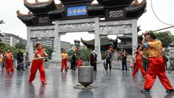 Anggota Klub Gasing Kylin Guiyang memainkan sebuah gasing raksasa di Lapangan Jiaxiulou di Guiyang, Provinsi Guizhou, China barat daya, (15/5/2020). Sekitar 38 anggota klub tersebut menampilkan atraksi memainkan gasing seberat 243,08 kilogram di Guiyang pada Jumat (15/5). (Xinhua/Ou Dongqu)