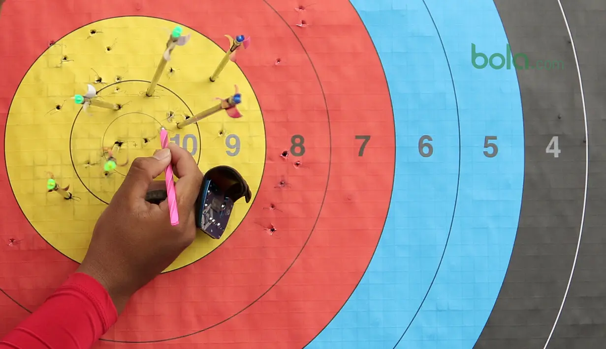 Hasil bidikan tim Indonesia pada semifinal nomor Recurve Tim Putra Test Event Asian Games 2018 di Venue Panahan, Jakarta, Selasa (13/2/2017). Recurve Tim Putra Indonesia menang atas Malaysia 5-4. (Bola.com/Nick Hanoatubun)