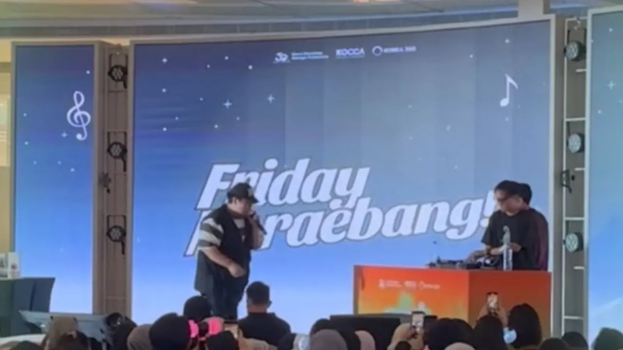 Untukmu yang senang Korea, kamu bisa karaoke party sambil belanja album atau merchandise K-Pop di Mall Jakarta