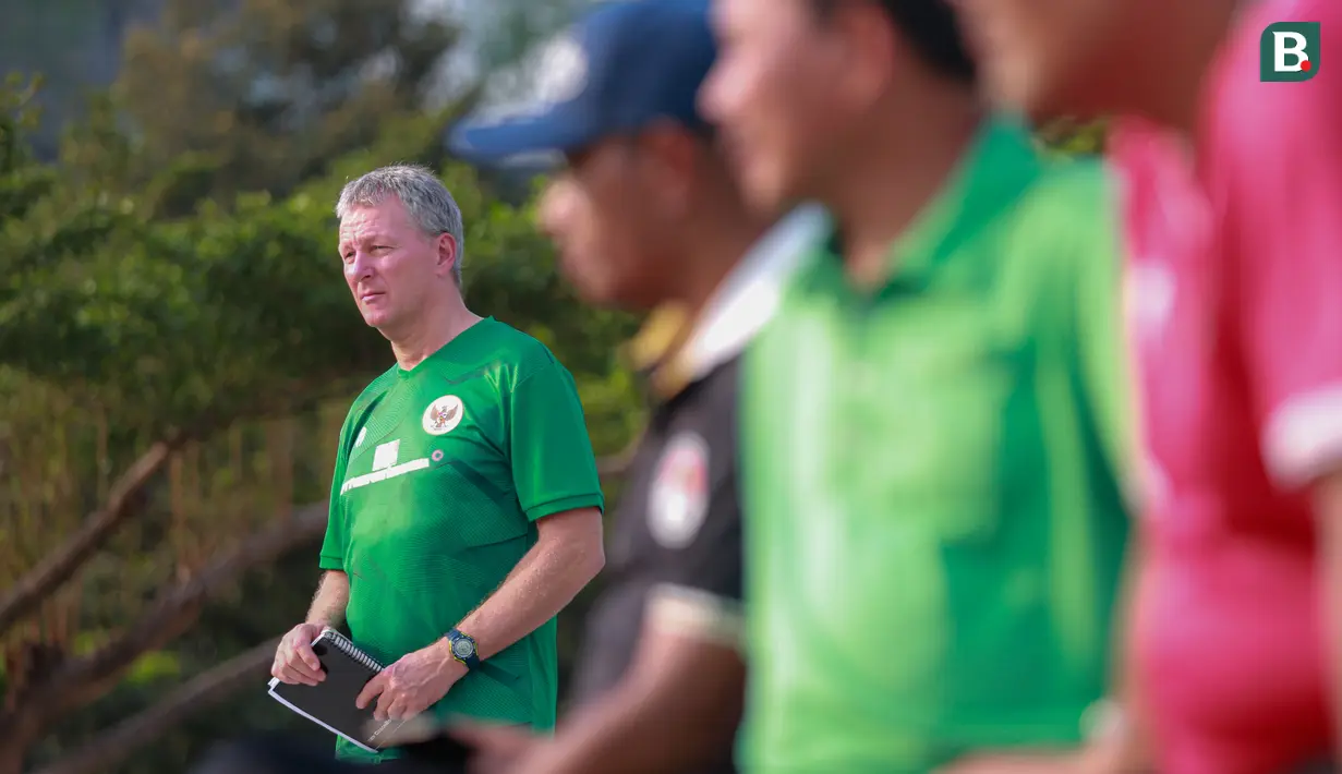 <p>Konsultan pelatih Timnas Indonesia U-17, Frank Wormuth (kiri) memantau seleksi Timnas Indonesia U-17 di Lapangan A, Kompleks Stadion Utama Gelora Bung Karno (SUGBK), Senayan, Jakarta, Selasa (15/08/2023). (Bola.com/Bagaskara Lazuardi)</p>