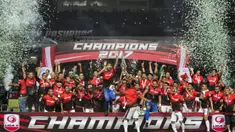 Para pemain Persebaya melakukan selebrasi juara usai mengalahkan PSMS pada laga final Liga 2 di Stadion GBLA, Bandung, Selasa (28/11/2017). PSMS kalah 2-3 dari Persebaya. (Bola.com/Vitalis Yogi Trisna)