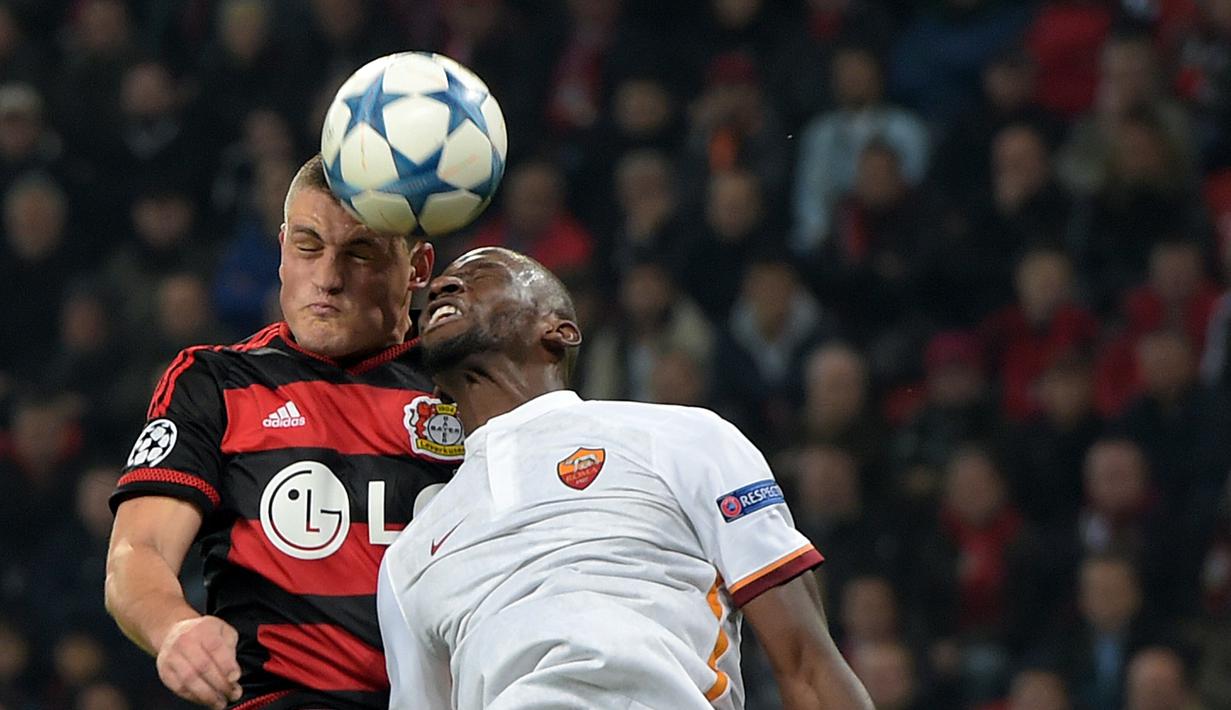 Pemain Leverkusen Kyriakos Papadopoulos (kiri) berebut bola dengan pemain Roma, Antonio Ruediger, dalam laga Grup E Liga Champions, Rabu (21/10/2015) dini hari WIB. (EPA/Federico Gambarini)