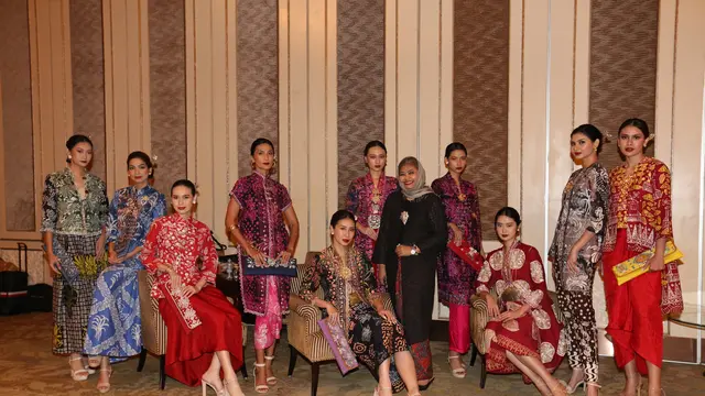 Eksplorasi Kekayaan Flora Fauna Batik Karawang Lewat Koleksi Kebaya Meriah Rancangan Novita Yunus