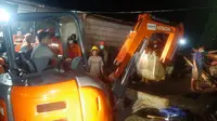 Proses evakuasi korban bencana longsor di Manado, Sabtu (16/1/2021).