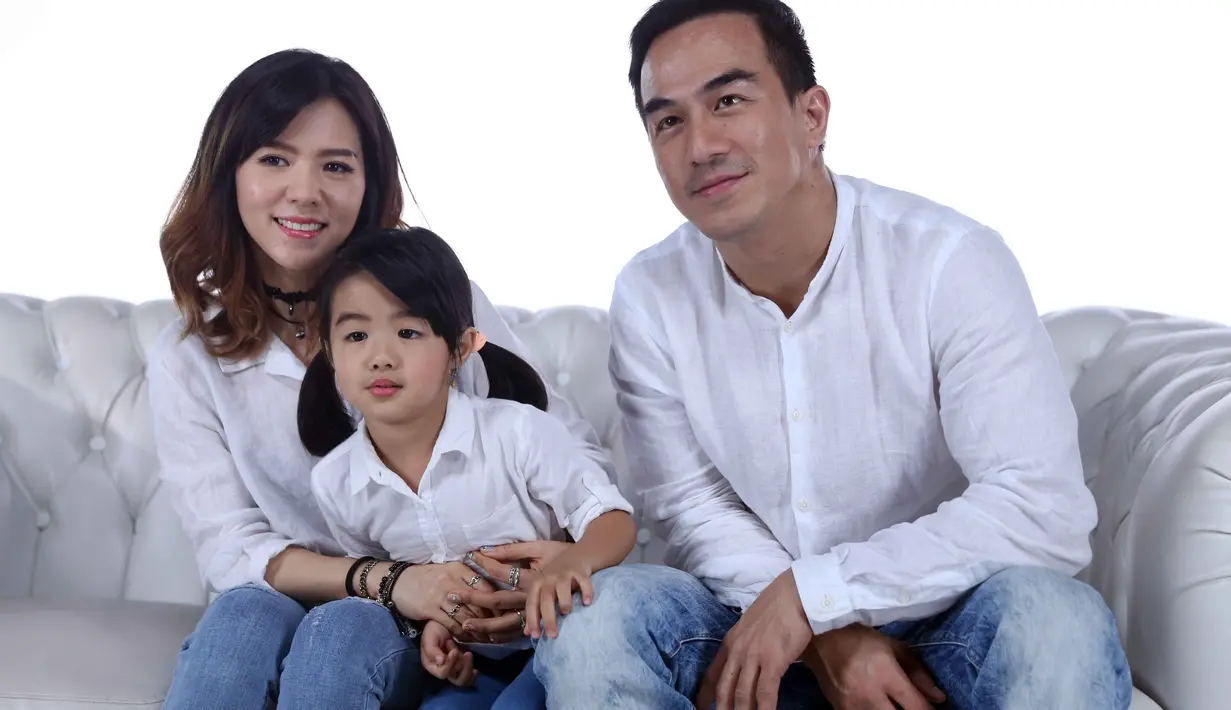 Ditemui di kawasan Tanah Kusir, Jakarta Selatan, beberapa waktu lalu, ternyata Joe sedang turut andil dalam syuting klip OST Surat Kecil Untuk Tuhan. Ada pemandang yang berbeda di sana, yakni kehadiran anak dan istrinya. (Nurwahyunan/Bintang.com)