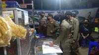 Satpol PP Kota Malang merazia pedagang kaki lima di Kota Malang karena melanggar aturan operasional selama masa PPKM Darurat (Humas Pemkot Malang)