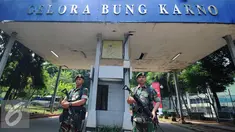  Aparat TNI berjaga di pintu masuk kawasan Gelora Bung Karno, Senin (1/8). Jelang perhelatan KTT World Islamic Economic Forum ke-12 pada 2-4 Agustus 2016, kawasan Gelora Bung Karno dijaga ketat. (Liputan6.com/Helmi Fithriansyah)