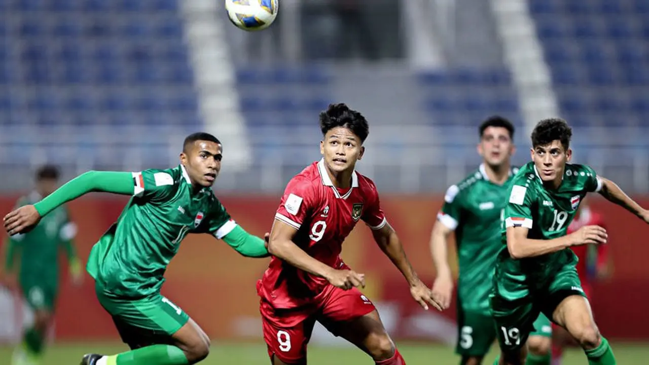 Aksi striker Timnas Indonesia U-20, Hokky Caraka, saat melawan Irak U-20 di matchday 1 Grup A Piala Asia U-20 2023 di Lokomotiv Stadium, Tashkent, Uzbekistan, Rabu (01/03/2023) malam WIB. (c) Dok. AFC