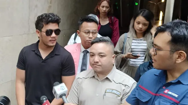 Selebgram Bima Prawira usai memenuhi panggilan polisi terkait pemeriksaan perdana sebagai tersangka kasus industri film porno lokal di Ditreskrimsus Polda Metro Jaya pada Senin (15/1/2024).
