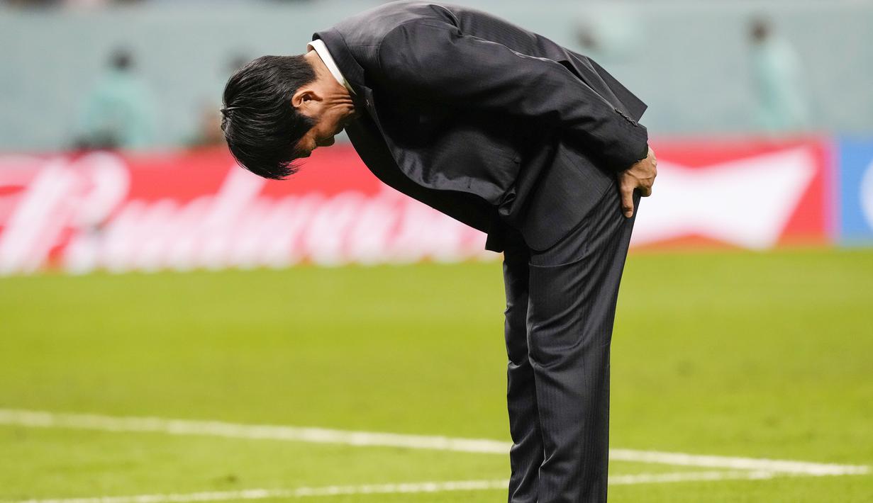 Pelatih Jepang, Hajime Moriyasu, memberikan hormat kepada fans usai ditaklukkan Kroasia pada babak 16 besar Piala Dunia 2022. Tim Samurai Biru kalah adu penalti dengan skor 1-3 dari Kroasia. (AP/Frank Augstein)