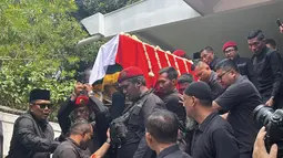 Jenazah Guruh Soekarnoputra Diberangkatkan ke TPU Karet Bivak