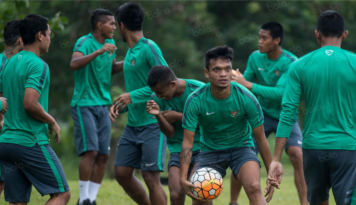 Penyerang Timnas Indonesia, Ferdinand Sinaga, berlatih di halaman Hotel Lor In, Jawa Barat, Sabtu (3/12/2016). Latihan terakhir ini berlangsung selama kurang lebih satu jam. (Bola.com/Vitalis Yogi Trisna)