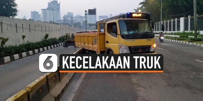 VIDEO: Truk Pecah Ban Tabrak Separator Transjakarta