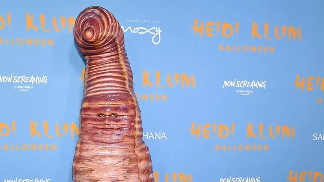 Kostum Halloween Cacing Raksasa Heidi Klum Dirancang Selama Dua Tahun