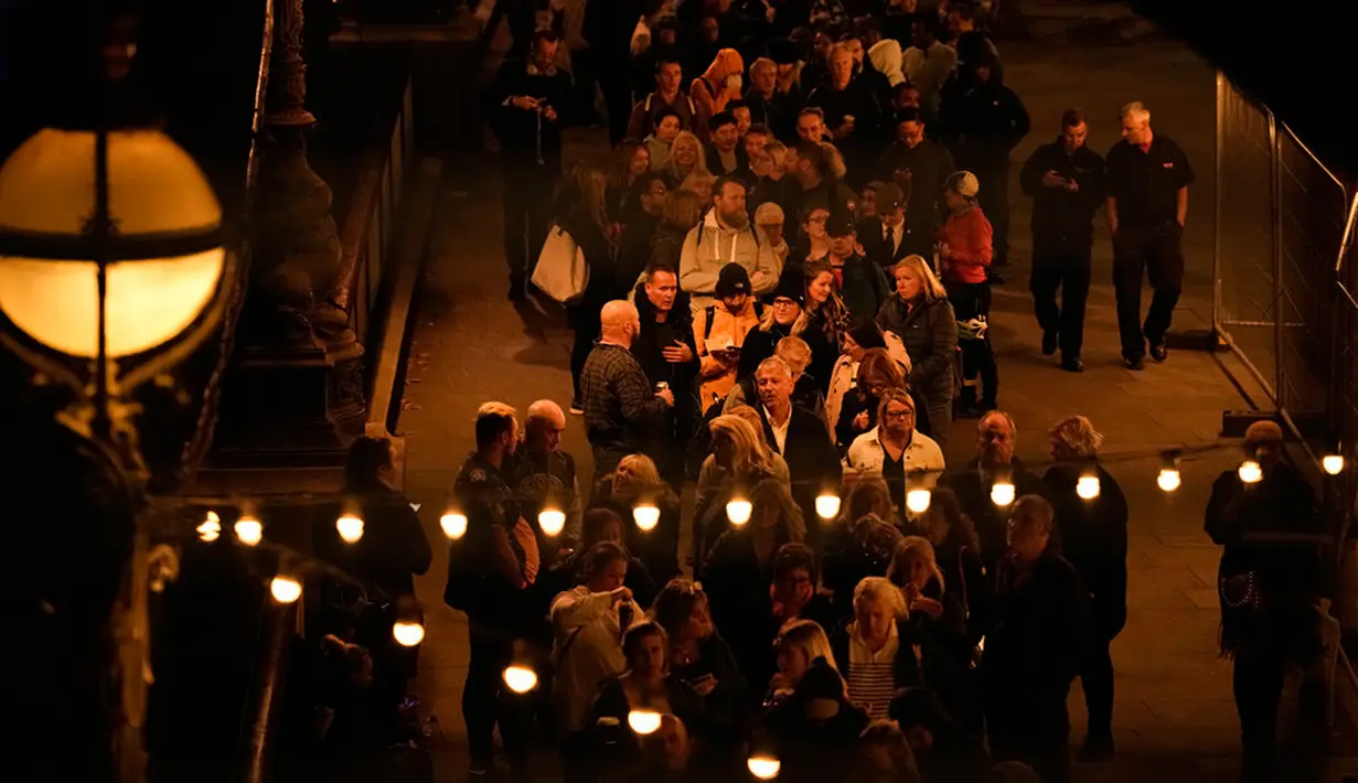 Warga antre untuk memberikan penghormatan kepada mendiang Ratu Elizabeth II di London, Inggris, 16 September 2022. Antrean untuk melayat mendiang Ratu Elizabeth II diperkirakan akan menjadi salah satu yang terpanjang dalam sejarah Kerajaan Inggris. (AP Photo/Andreea Alexandru)