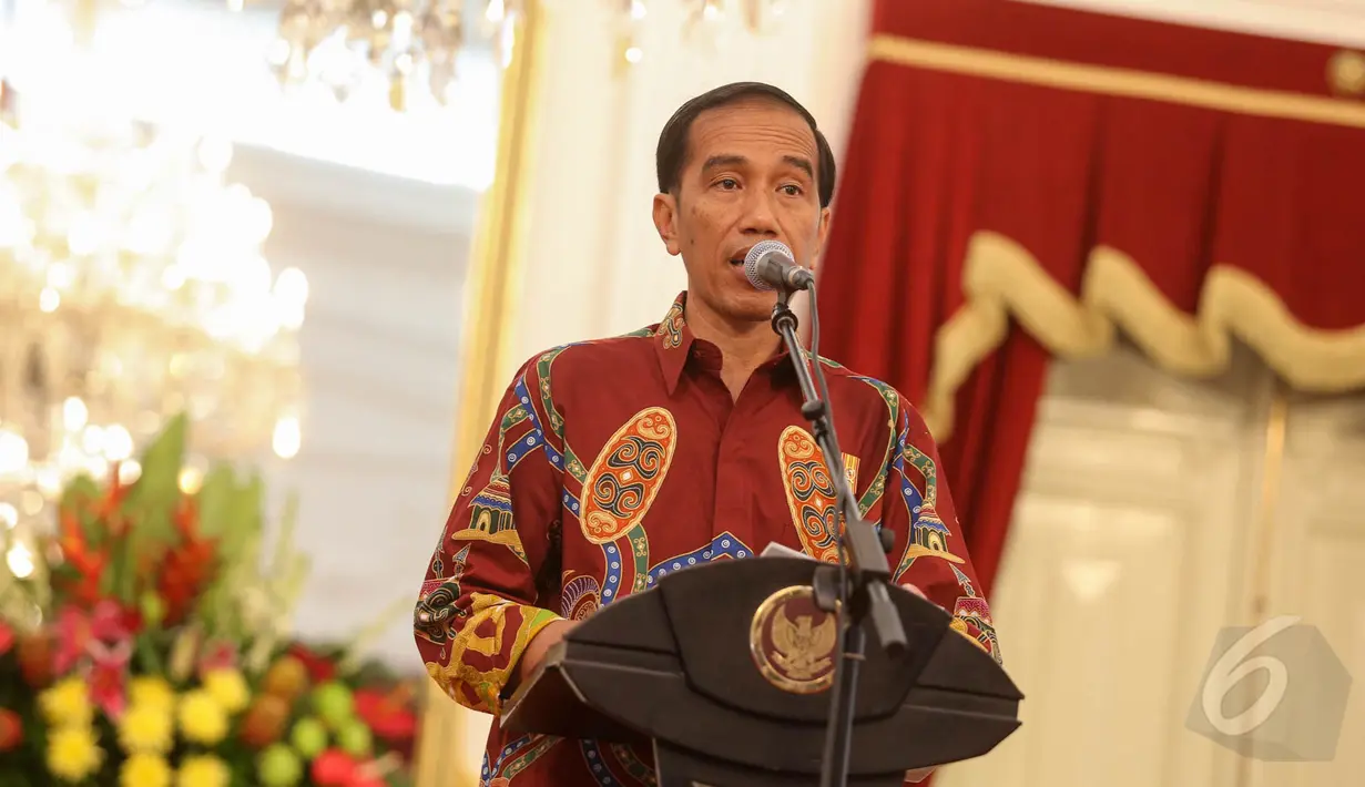 Presiden Joko Widodo melakukan konferensi pers usai bertemu dengan Pansel KPK, Jakarta, Senin (25/5/2015). Jokowi meminta Pansel untuk memilih calon pimpinan KPK yang kredibel, berintegritas dan dipercaya masyarakat. (Liputan6.com/Faizal Fanani)