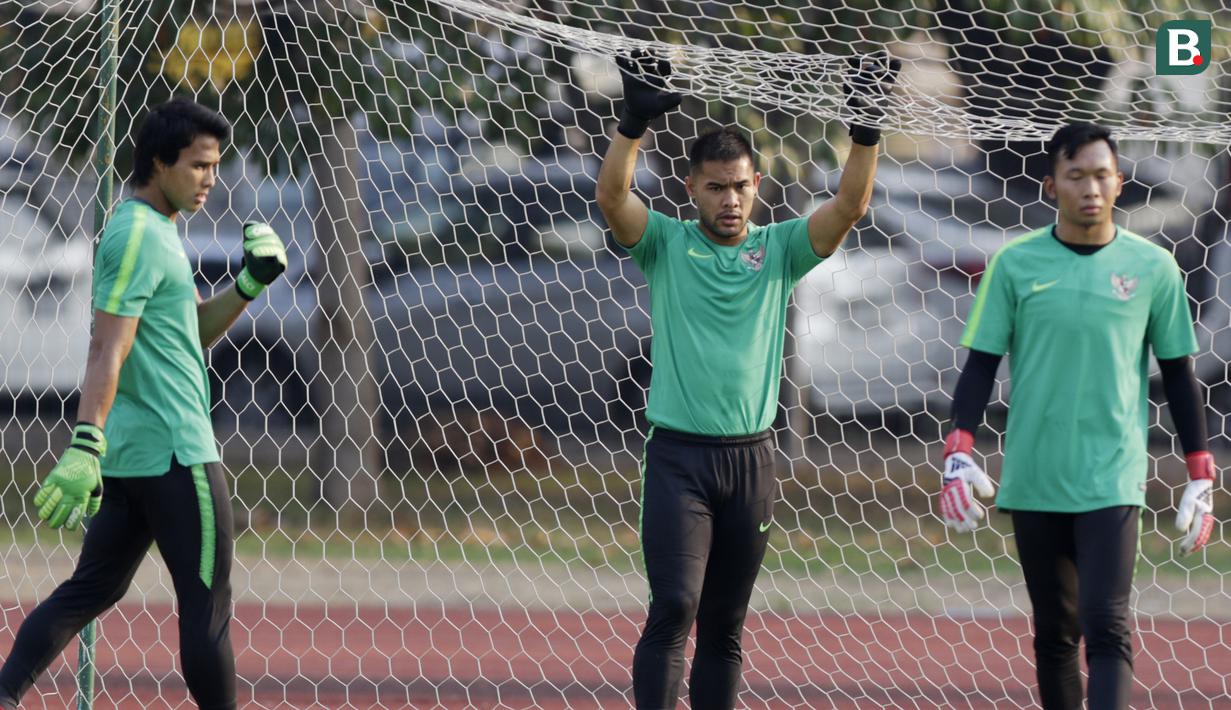 Kiper Timnas Indonesia, Andritany Ardiyasa, bersama rekan-rekannya saat latihan di Universitas Kasetsart, Bangkok, Kamis (15/11). Latihan ini persiapan jelang laga Piala AFF 2018 melawan Thailand. (Bola.com/M. Iqbal Ichsan)