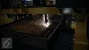 Salah satu stand menguji coba pemotong plat baja untuk pembuatan kapal dalam pameran INAMARINE 2016 di JiExpo Kemayoran Jakarta, Rabu (18/5). Ini merupakan pameran maritim berskala internasional dan terbesar di Indonesia. (Liputan6.com/Faizal Fanani)
