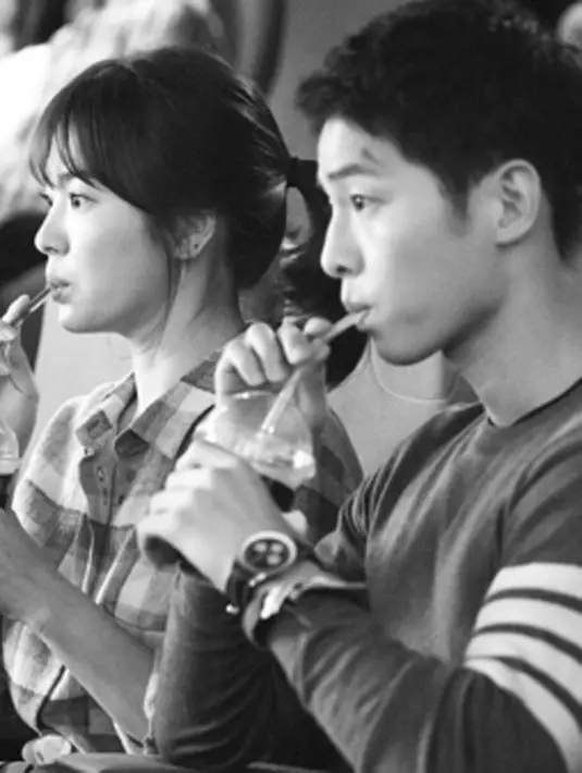 Song Joong Ki pun kebanjiran pertanyaan dari awak media tentang kedekatannya dengan Hye Kyo. Tetapi Song Joong Ki malah senang ketika dirinya dikabarkan pacaran dengan Hye Kyo meskipun kabar tersebut belum tentu terjadi. (viainstagram@kyo1122/Bintang.com)