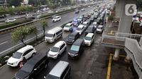 Kendaraan bermotor melintas di Jalan MT Haryono, Jakarta, Rabu (27/10/2021). Pemprov DKI Jakarta berencana menerapkan sanksi tilang bagi kendaraan bermotor yang tidak lulus uji emisi mulai 13 November 2021. (Liputan6.com/Helmi Fithriansyah)