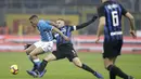 Striker Inter Milan, Mauro Icardi, berebut bola dengan pemain Napoli, Marques Allan, pada laga Serie A di Stadion San Siro, Rabu (26/12). Inter Milan menang 1-0 atas Napoli. (AP/Luca Bruno)
