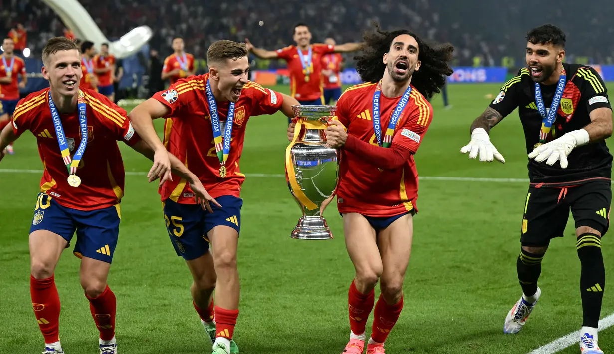 Ini menjadi gelar keempat untuk Spanyol di ajang kompetisi sepakbola benua Eropa. (INA FASSBENDER/AFP)