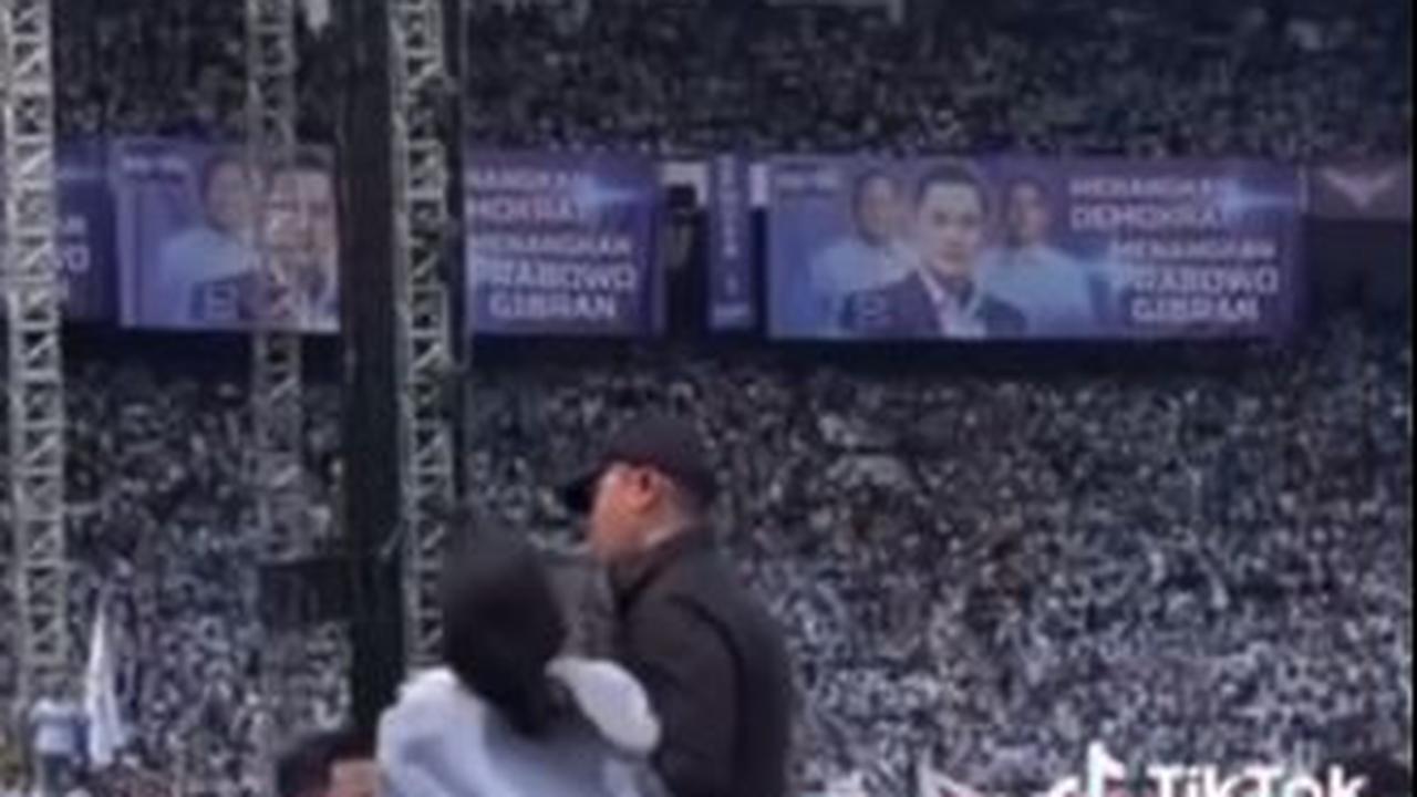 "Terpotek potek hati aku aaaaaaa," tulis netizen lainnya sambil menambahkan ikon menangis.